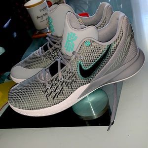Nike Kyrie Irving Flytrap 2 Basketball Shoe
